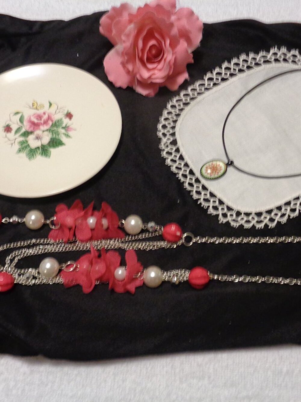 PAST ROMANCE PRETTY PINKISH LONG NECKLACE OLD DISH PENDANT NECKLACE DOILY LOT